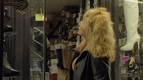The MILF and the Salesman: He Sells Her a Pair of Shoes Then Goes to Her House to Fuck Her in the Ass