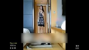 有钱人高价约炮学院在读青春靓丽美妹服务到位被各种爆操开始娇滴滴呻吟后来嗷嗷大叫这钱花的值啊