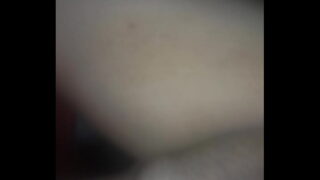 Roztoužený manžel používá velkou hračku na kočičku své manželky a pak ji zadečkem mlátí zezadu
