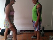 la estudiante cachonda quiere follarse a la instructora del gimnasio