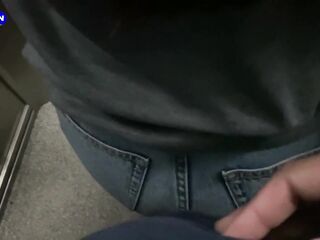 Me cojo a mi VECINA atrapada en el ASCENSOR y termina con la cara llena de leche - Argentina