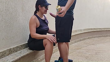 Sapat&atilde_o machinho teve que dar a buceta e chupar pau pela primeira vez por n&atilde_o ter dinheiro para pagar uma aposta que fez