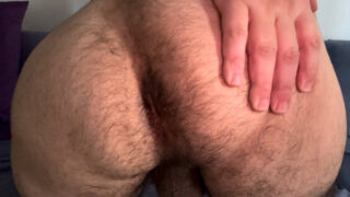 Vídeo caseiro solo de uma garota árabe gordinha e gostosa sendo fodida analmente.