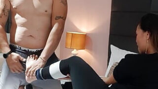 Zelfgemaakte POV-video van amateur-slet die anaal wordt geneukt en een orgasme krijgt