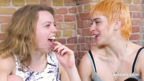”Ersties - 19-jährige Lilith wird von der 25-jährigen Emi intensiv geleckt”