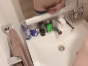 【鏡ごしおしっこ】2本のチンコでおしっこするよ