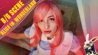 Intensive Blowjobs von der großbusigen Alice im Wunderland-Cosplayerin in Strümpfen