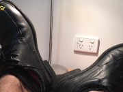 HOW DO YOU FEEL ABOUT WRINKLED SOLES - FEET ON THE DESK KIND OF DAY - MANLYFOOT 👣