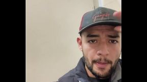 Conheci vendedor na rua, me levou para um canto, mamou gostoso e gozou com meu pau todo na boca e voltou ao trabalho dele.