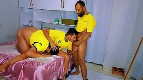 chamei os amigos que estava de saidinha da cadeia pra assistir o jogo em casa, so que como eles estavam um tempo la dentro quis se aliviar antes
