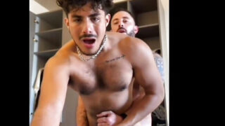 Rå, bareback-fucking mellem tatoverede homoseksuelle mænd: kæmpe pikke, dybe blowjobs og hardcore anal