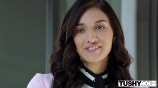 ぽっかりと穴をあける &#8211; ブルネットの痴女がアナルファックされて、お尻の穴に精液が満たされる