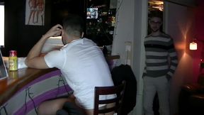 voici le minet brandon qui se fait baiser sous les douches bareback par un daddy