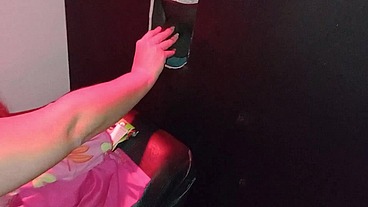 Levei a namorada do meu amigo para conhecer o brinquedo erótico e acabei comendo ela na pele