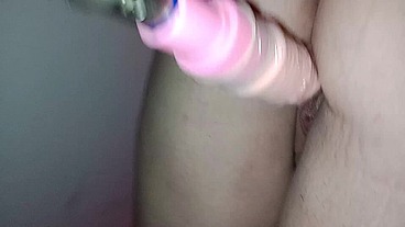 Levei a namorada do meu amigo para conhecer o brinquedo erótico e acabei comendo ela na pele