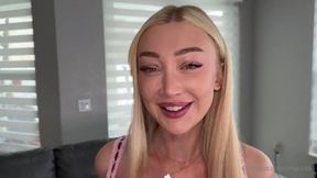 Savor a blonde's wild passionate facial thrill with curvy intensity