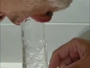 Incredibile deepthroat di un enorme cazzo che lascia la mia bocca stracolma di sperma