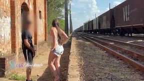 Casal muito safado fazendo sexo ao lado do trilho do trem