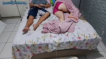 milf teve que dividir a cama com dotado devido reforma de sua casa!