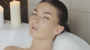 Big natural tits beauty enjoyed sexy posing & exposed pretty huge tits