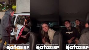 conheci um gato no barzinho, fiquei de namoradinha e levei-o embora no meu carro, enquanto corno dirigia!