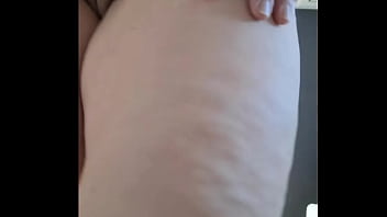 Olhando minha madrasta dan&ccedil_ando e rebolando tirando toda a roupa! Oque voc&ecirc_s acham?