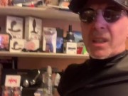 Lenny52 le patron d'un club libertin cuir se masturbe dans son bureau et se projete en cam de sexe