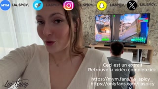 Je m’empale le cul sur sa bite pendant qu’il joue à la play