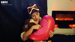 Yndige Cammy Har Forblffende Orgasmer I Sin Vibrerende Stol (tracer Cosplay)