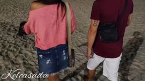 fui conhecer um solteiro num barzinho, de la fomos dar uma volta na praia e eu acabei fazendo um boquete