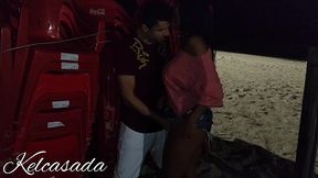 fui conhecer um solteiro num barzinho, de la fomos dar uma volta na praia e eu acabei fazendo um boquete