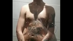 Tu me rejoins sous la douche..? Hum.. elle est si chaude..