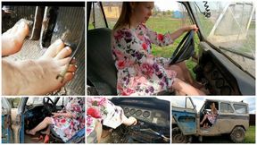 HOT PREMIERE: BAREFOOT HARD CRANKING IN RUSSIAN JEEP