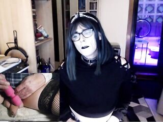 Davine on Webcam doing her vagina