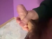 Решил по середине работы встать и немного подрочить свой большой белый русский член