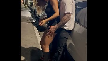 Fiz a casada safada gozar litro na frente do marido corno - Encontrei casada safada no role, a safada ficou doida em mim, corno viu tudo. eu pegando a safada, fodi ela na rua na frente do corno manso.