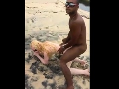 Sexo na Praia: Brasileiras Amadoras na Praia Suja