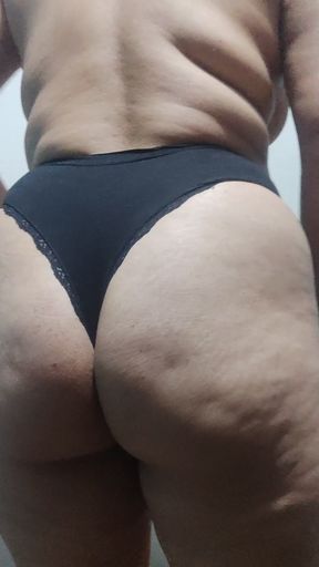 Queen bee gets a thankful group blow job