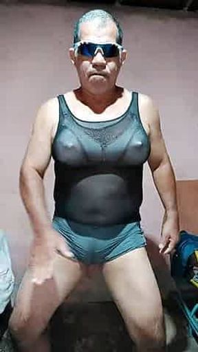 Trocando o shortinho ficando so de calcinha