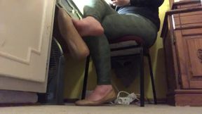 Candid girlfriend shows off her hot feet and sexy shoeplay