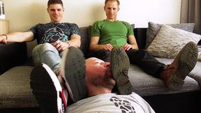 POST-WORKOUT RITUAL: Gym partners ?upák & Mašina get their sweaty feet licked!