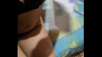 Le ofrezco 100 mil pesos a la vecina y me deja llenarle el co&ntilde_o de leche