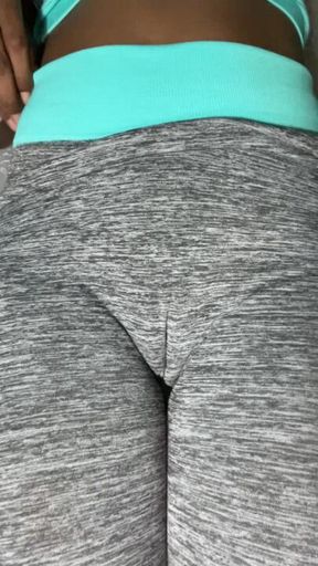 CAMELTOE , WETTING  MY YOGA PANTS 🙈💦💦