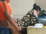 Sirvienta follada cuando lava platos