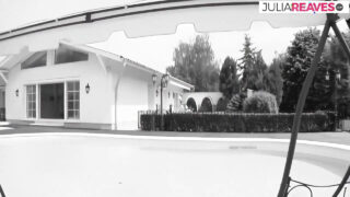 Mike Angelo'nun devasa penisi, Ginna Brigitta'nın büyük sarışın kalçasını dışarı doğru geriyor, ardından Ginna onu yutuyor.