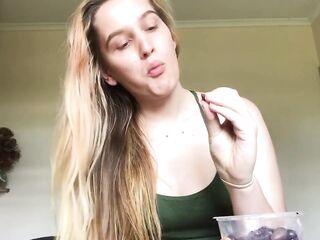hawt beauty eats olives with PITS