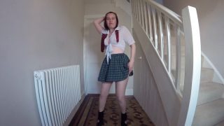 Una studentessa in cosplay si spoglia sulle note delle canzoni di Britney