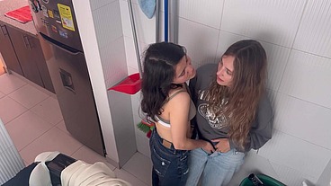 Lesbianas follando en cuarto de ropas