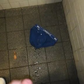 Wank and cum in public toilett