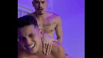 DANDO LEITINHO NA BOCA DO NOVINHO.
